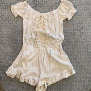 WHITE OFF THE SHOULDER ROMPER